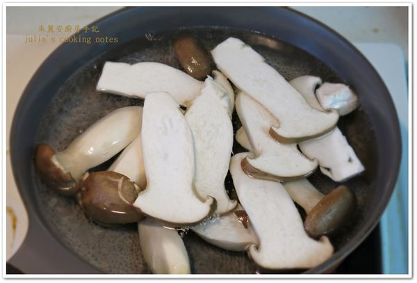 煮一鍋水燒開，將杏鮑菇放入煮2分鐘撈起。
杏鮑菇瀝乾水，加少許鹽醃一下。