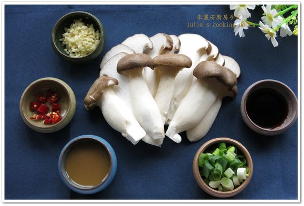 杏鮑菇洗凈切厚片，蒜頭切末，青蔥切蔥花，辣椒切小圈。