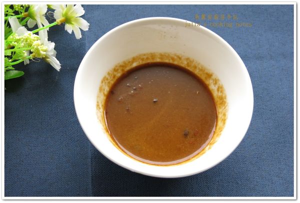 將芝麻醬在碗中用冷開水拌開後，再加入全部涼拌醬汁拌均勻。