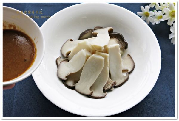 倒掉杏鮑菇的水分，將涼拌醬汁澆淋到杏鮑菇上。