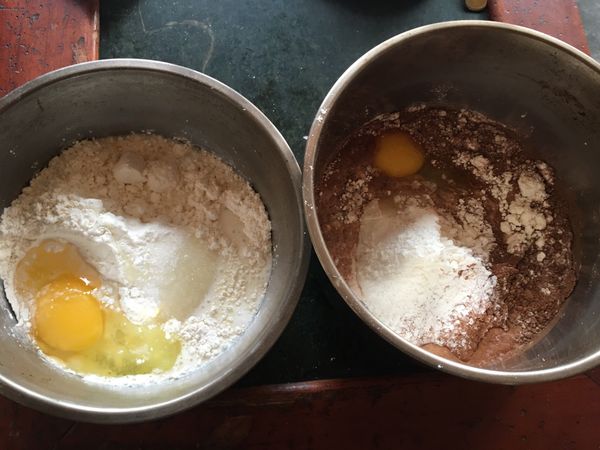 先將所有麵粉類過篩後加入所有食材中