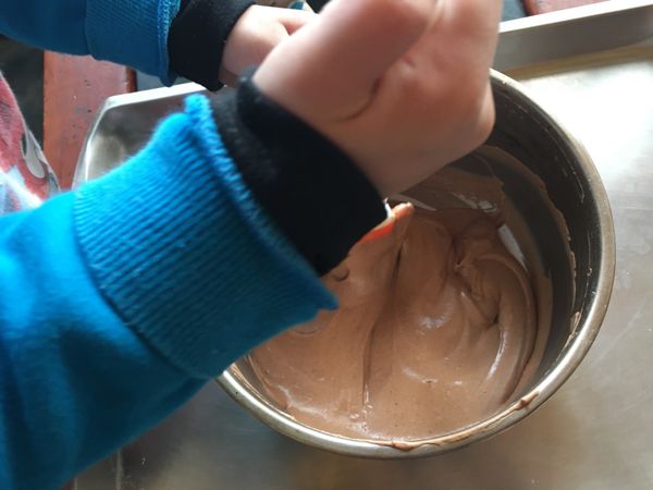 用攪拌棒或電動攪拌器將麵糊打至均勻無顆粒狀，然後將麵糊放入冰箱冷藏1小時