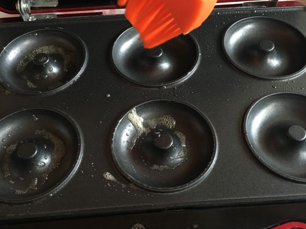 麵糊取出後，鬆餅機先預熱
烤盤塗抹奶油