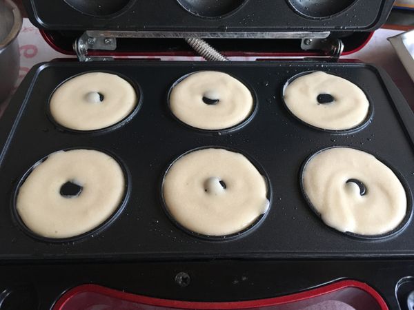 倒入麵糊後先翻機烤2分半再翻過來考2分半