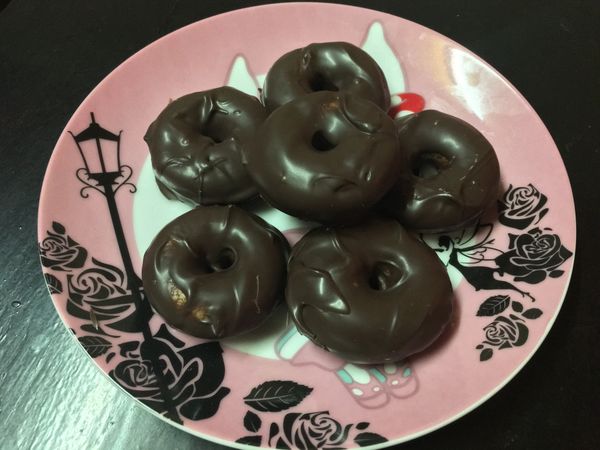 如果外皮要抹上巧克力...
先將牛奶巧克力塊隔水加熱至融化就可以把甜甜圈放進去抹囉