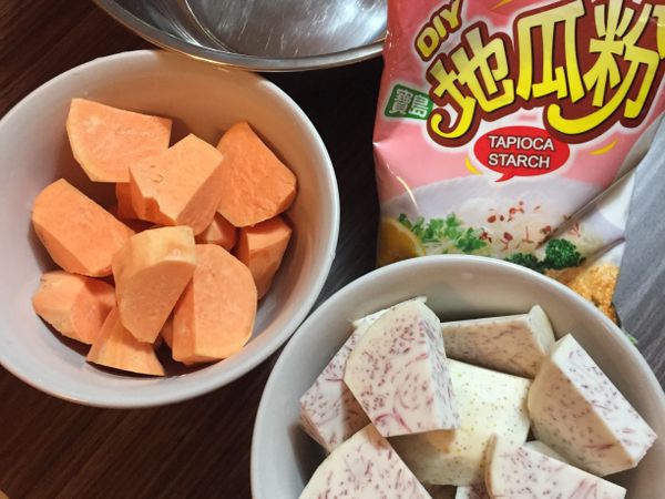 準備食材，材料切塊後放進飯鍋蒸熟，煮後可以壓成泥狀準備