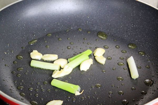 鍋中加一大匙食用油，放入蒜頭與蔥白煸出香氣。