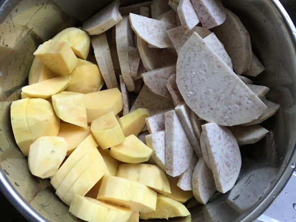 將芋頭及蕃薯洗乾淨削皮後切小塊(建議切薄一點)放入電鍋蒸