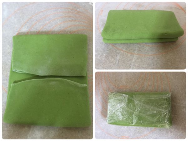 接上步驟兩端1/3處折起後再對折，用桿麵棍將四邊稍稍壓合，用保鮮膜包好移入冷凍庫30分鐘。