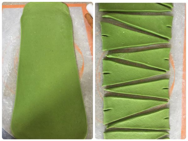 第五次後直接桿成寬約18～20公分、長60公分厚度0.4mm。用尺量測10公分的底斜刀切開成三角醒片狀，我用披薩刀（超好用）。底部中間下一刀約一公分。