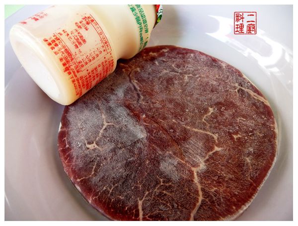 1.牛排要先醃製。
（建議買尚未退冰牛排醃製）