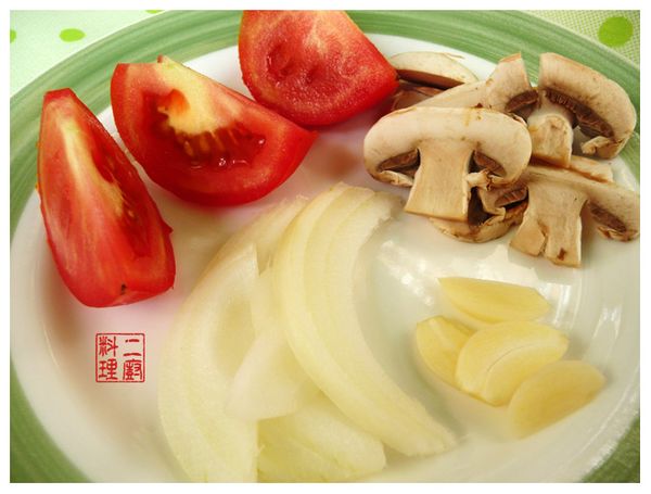 4.趁空檔時間將配料先切好。