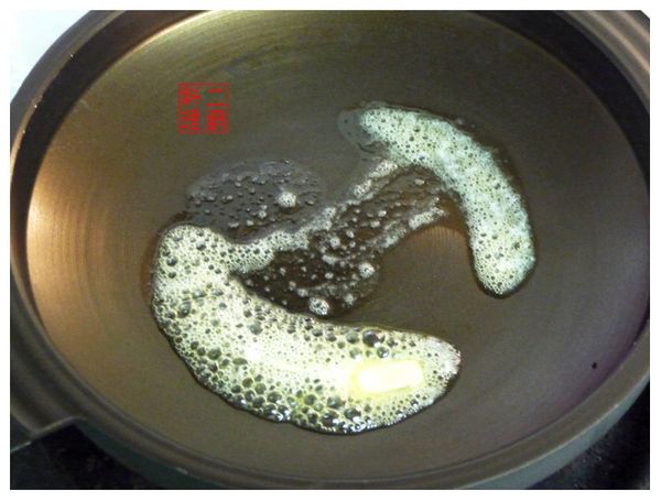 5.熱鍋放入奶油。