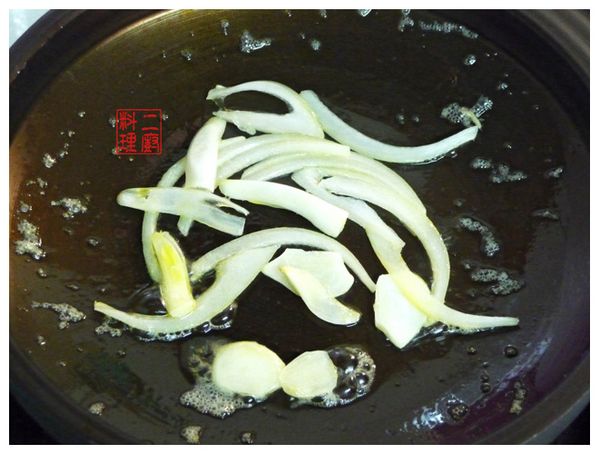 6.洋蔥、蒜頭先炒一下。