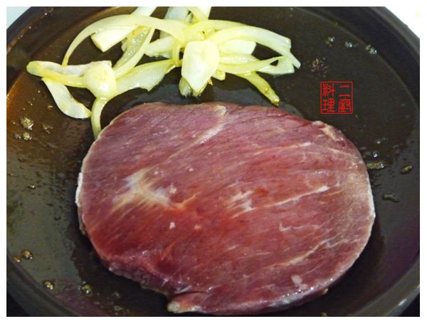 7.將牛肉放入鍋中並調成小火。牛肉表面出現血水時察看煎肉面有稍微焦焦色就可翻面。