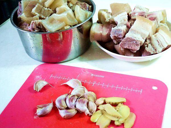 五花肉切大塊後先走活水後洗淨，蒜頭洗淨不去皮拍碎，薑洗淨切片備用。

 (我其實是用一條五花肉與兩塊豬腳前段只有皮跟筋的部分，還有老闆送的兩大片豬皮。

  不過因為是介紹紅燒肉，分量也跟兩大條豬五花是一樣的，所以食譜只寫五花肉)。