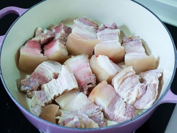 取一大鍋，加一大匙油加熱後，放入處理好的豬五花肉塊煎至豬油出來，表面微焦香為止。

(豬肉先煎過除了增加香味，也可先把豬油逼出來，並且讓等一下要炒糖的油有豬油香)