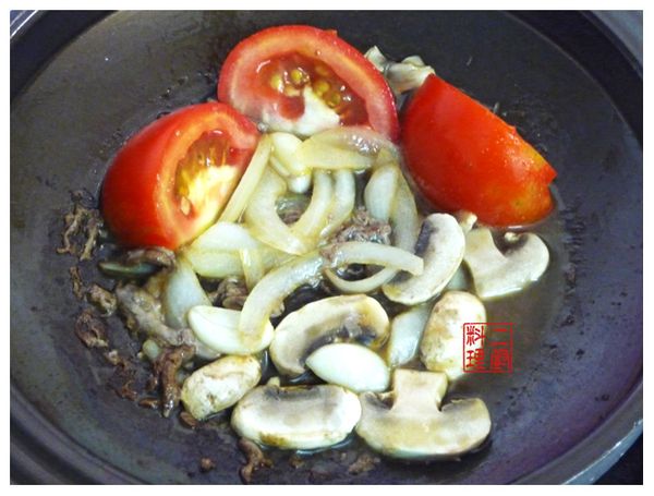 8.將熟成的牛排先放入盤中，此時將牛蕃茄與洋菇、RO水10cc 放入同一鍋中稍微炒至香味飄出。