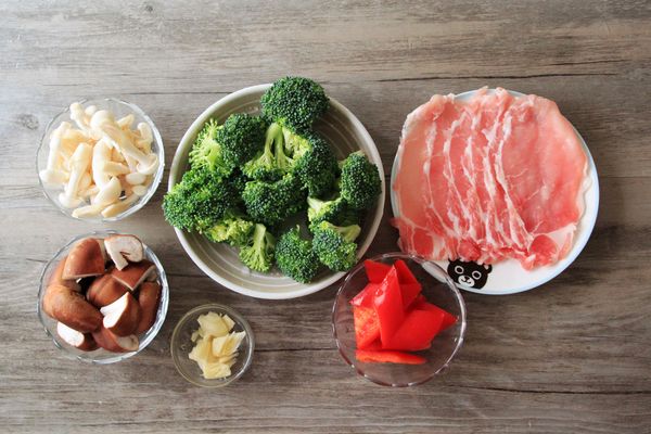 食材大集合。蒜頭拍扁，其餘食材切成適口狀。