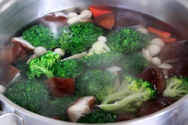 煮一鍋滾水，鍋中放一大匙米酒，依序將鮮香菇、紅甜椒、雪白菇、花椰菜及肉片汆燙至熟再撈起。