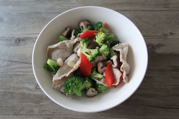 將所有食材與蒜頭趁熱加入橄欖油、鹽與糖拌勻即完成。