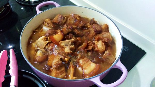 蓋上鍋蓋，煮一小時後，熄火繼續悶約2小時。如果肉還不夠軟，就再煮一下，直到自己喜歡的軟度為止。因為我是用保溫度很好的鑄鐵鍋，所以用悶的，這樣比直火煮出來的肉更Q，不會過爛或過柴。陶鍋或是砂鍋一樣建議用悶的。
如果是使用保溫度比較沒那麼好，厚度沒那麼厚的鐵鍋，建議煮久一點