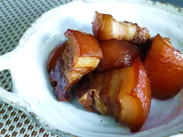 這次因為我是使用全酒，想要保留全酒的香氣，所以故意不加我很愛的八角，

怕八角的味道會搶過米酒的香氣。

這樣煮出來的紅燒肉果然跟我以前使用八角的香氣不一樣，但一樣很香~