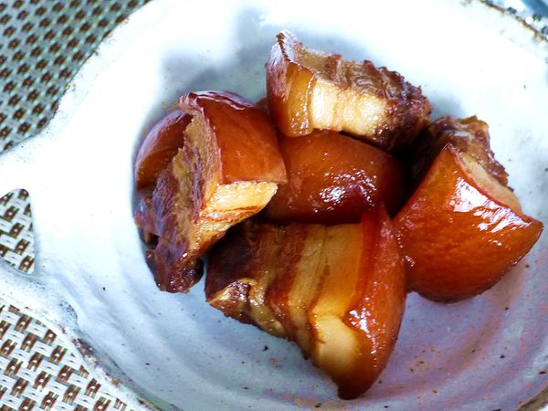 煮過再悶過的紅燒肉，皮Q肉軟，讓人愛不釋口~

湯汁不只適合拿來拌飯，拌麵線更是讚~

有機會請試試看~