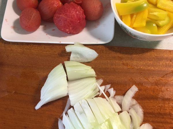 把彩椒切條狀，過沸水；
將洋蔥切大丁，準備炒洋蔥