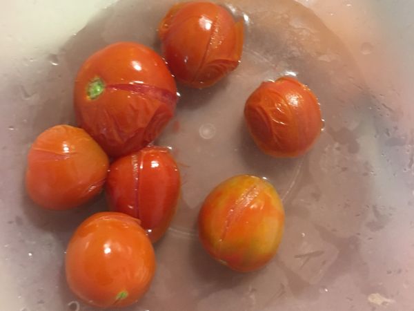先再蕃茄上劃上一刀，沸水滾一下，接著脫掉蕃茄的皮，增加口感