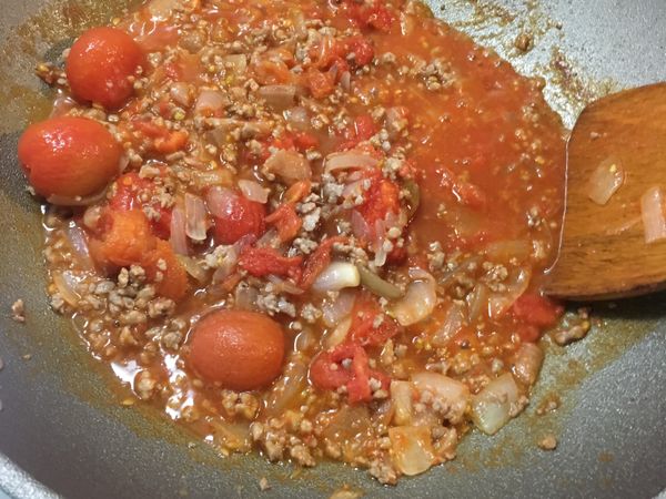 炒熟肉，加入蕃茄煮爛再加上蕃茄醬，成為蕃茄肉燥醬汁