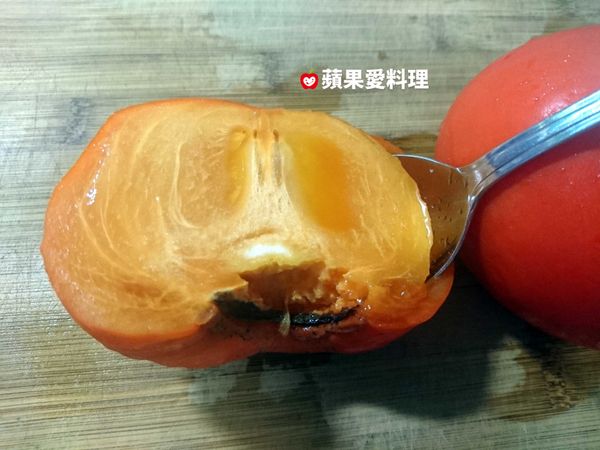 甜杮對切，用湯匙挖取果肉。