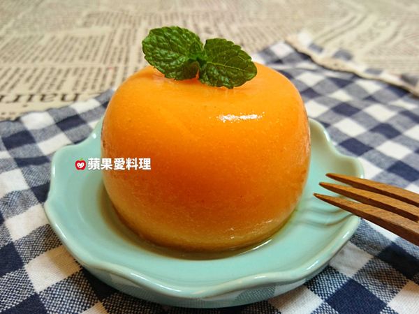 將布丁倒扣在盤子上，擺上薄荷葉，好可愛，啦啦啦~