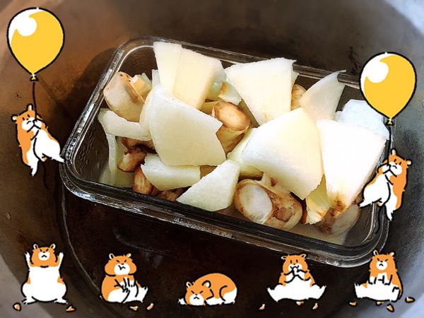 將水梨削皮(港式的冰糖雪梨有些不削皮，端看喜好)。倒入豆漿、放洋蔥一把，加入【調味】。置入電鍋中，外鍋一杯水，見水梨轉成半透明狀即可食用。