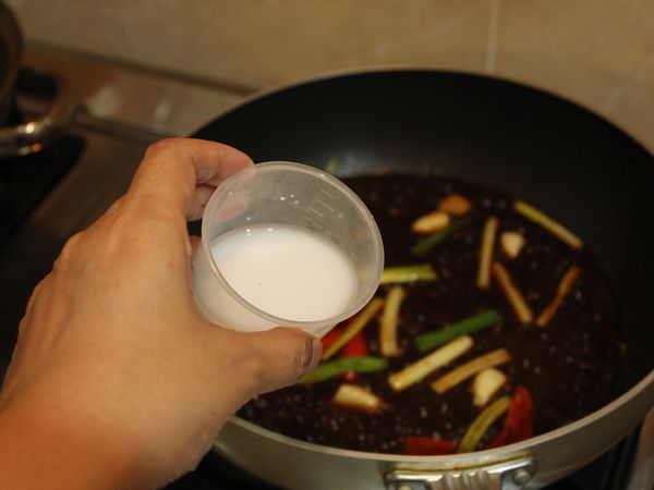 倒入[醬料](太白粉水除外), 改轉大火, 水滾後倒入太白粉水煮勻(依個人喜好調整濃稠度及水量)