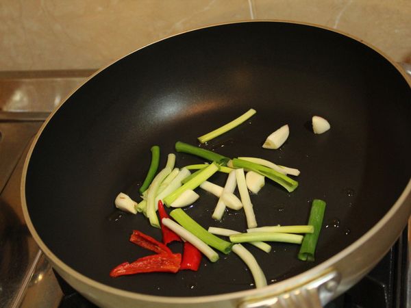 另取一炒鍋, 小火熱鍋, 放入[爆香材料], 翻炒至聞到香氣