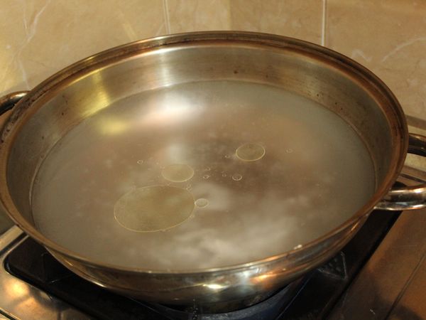 煮一鍋水, 水的量多些, 大火煮滾後加入鹽1小匙、糖1大匙、油1大匙(材料外)