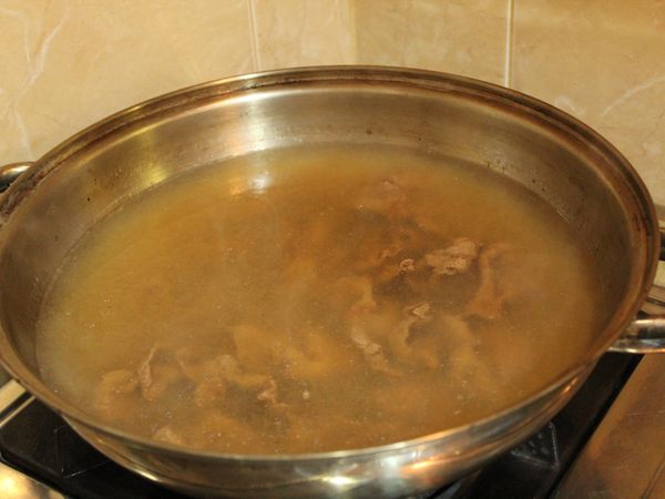 續原鍋, 關火, 放入牛肉片, 利用餘溫燙至由紅轉白取出 (去腥去血水)