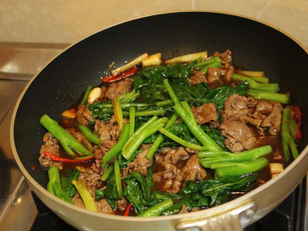 關火, 倒入芥蘭菜翻勻