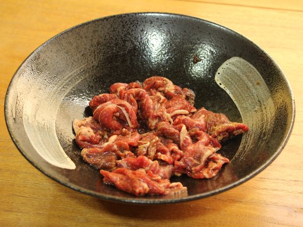 牛肉火鍋肉片切對半, 加入[醃料](太白粉除外抓馬吸收後, 加入太白粉拌勻備用