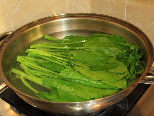 放入芥蘭菜燙至莖熟透 (去青), 撈出剪成段