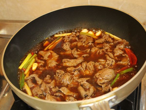 倒入牛肉吸附醬汁