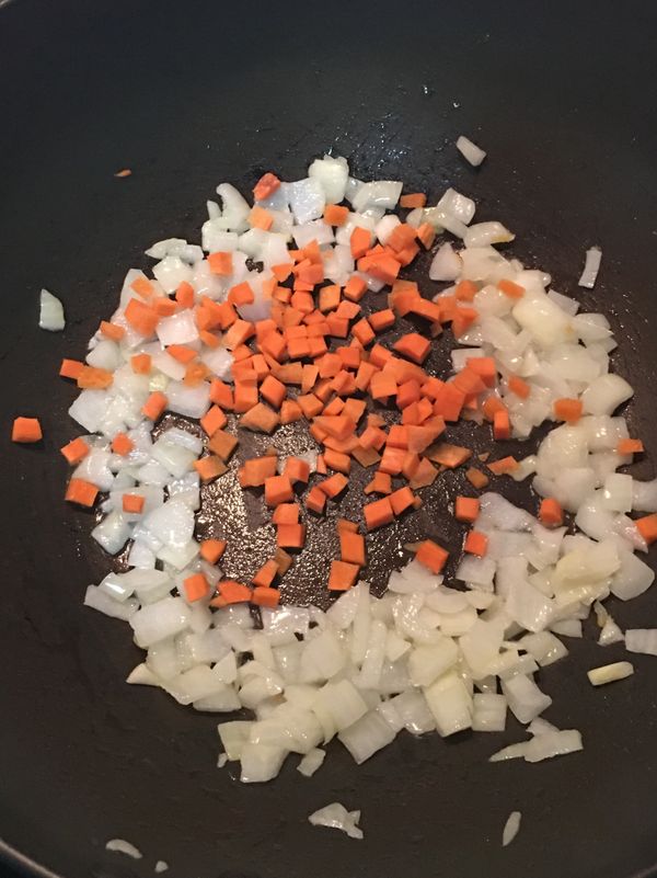 炒鍋中放入少量的油,炒香洋蔥後放入紅蘿蔔丁略炒