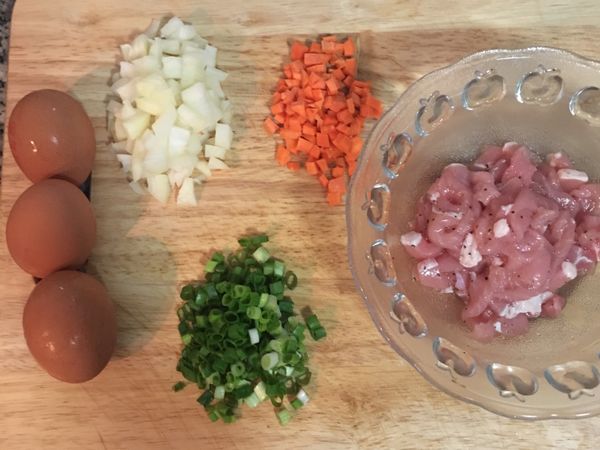 豬肉絲用醃料略抓後備用, 洋蔥和紅蘿蔔切丁,蔥切花備用.