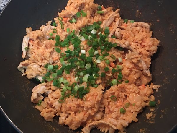 最後放入冷飯炒熱,試吃用鹽調整味道,最後放入蔥花,拌炒均勻後起鍋備用.