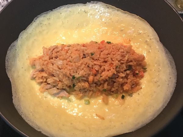 如鍋太熱可先關火,並放入炒好的蕃茄醬炒飯...放好後再開小火加溫