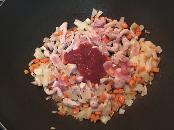 放入肉絲並加入一湯匙蕃茄醬拌炒,