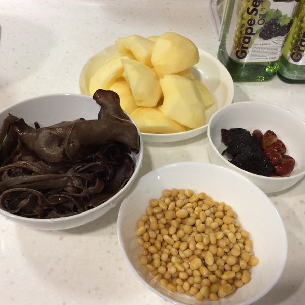 黑木耳浸軟後，洗淨切𢇃，黃豆浸1小時後瀝乾水份，陳皮浸軟去掉囊，紅棗去核，蘋果去皮去芯，凍水將所有材料入鍋煲滾後，轉稍微中火繼續煲90分鐘，上鍋。
