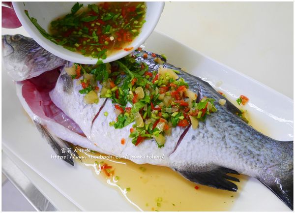 將混合好的醬汁全部倒在魚上再用電鍋蒸個約10分鐘就行了