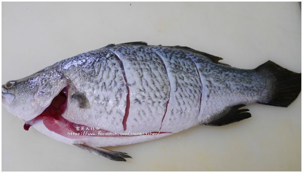 在魚身上劃個三刀並抺上些許塩